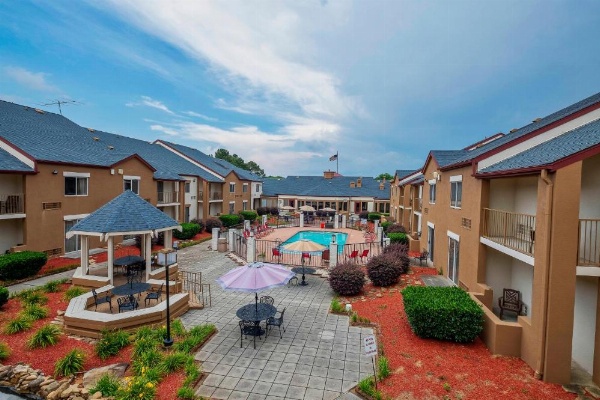 Red Roof PLUS+ & Suites Knoxville West-Cedar Bluff image 10